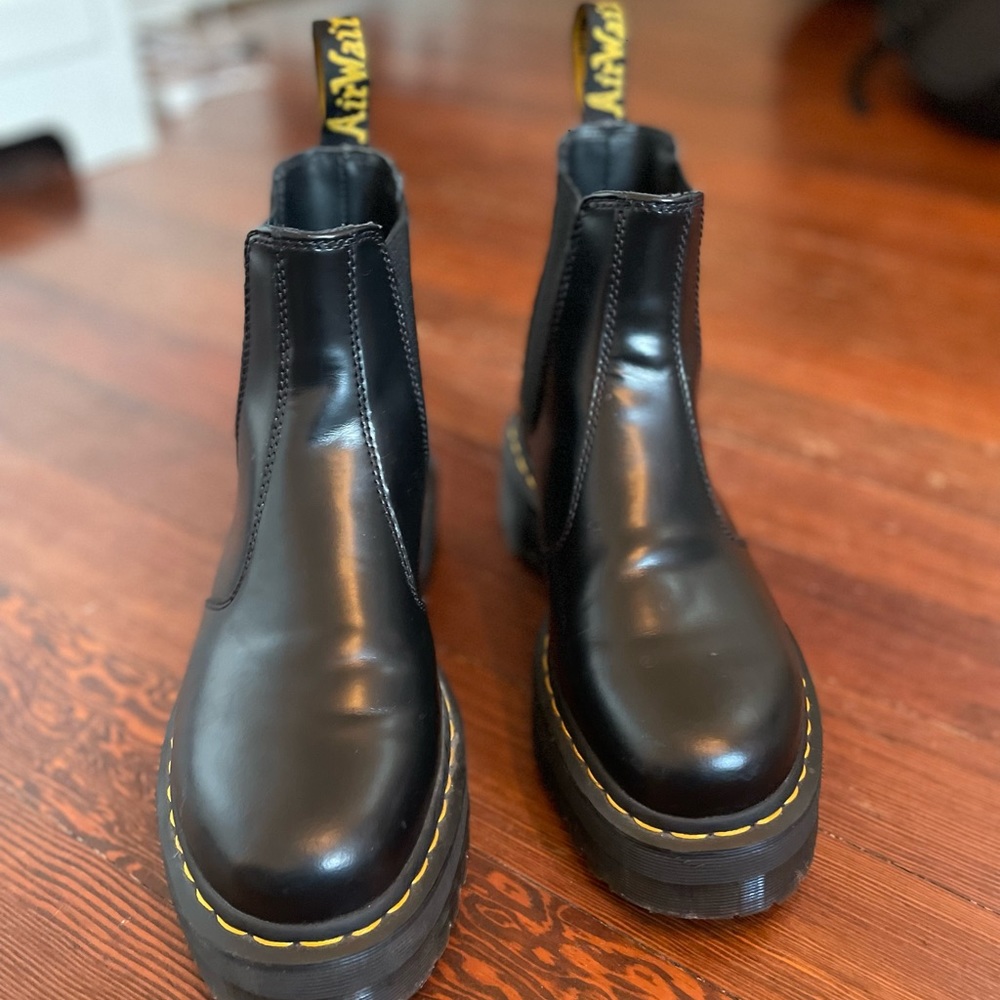 Like NEW! Doc Marten - Smooth Leather Platform Chelsea Boot - Men’s